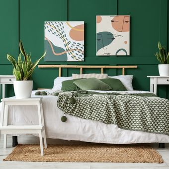Ilustrasi kamar tidur dengan nuansa warna hijau.