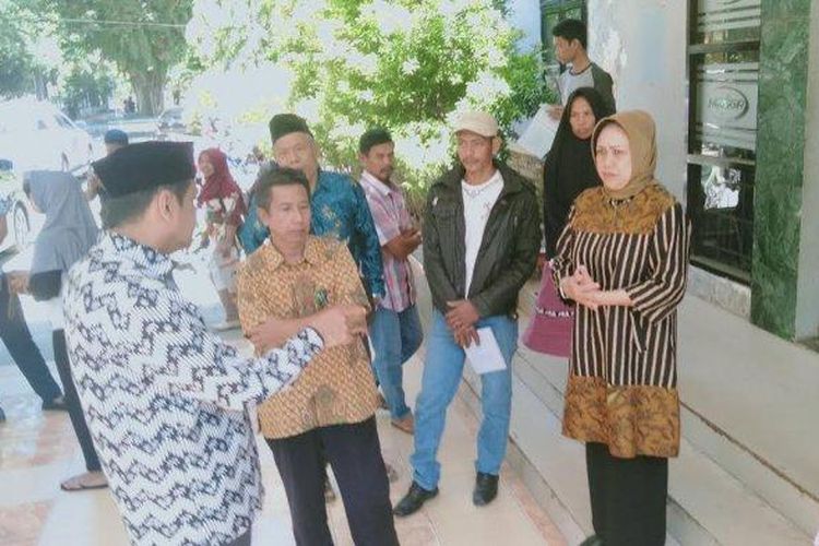 Bupati Barru, Suardi Saleh melakukan inspeksi mendadak (Sidak) di kantor Dinas Kependudukan dan Catatan Sipil (Disdukcapil) Barru di Jl Sultan Hasanuddin, Kecamatan Barru, Kabupaten Barru, Kamis (27/6/2019). 