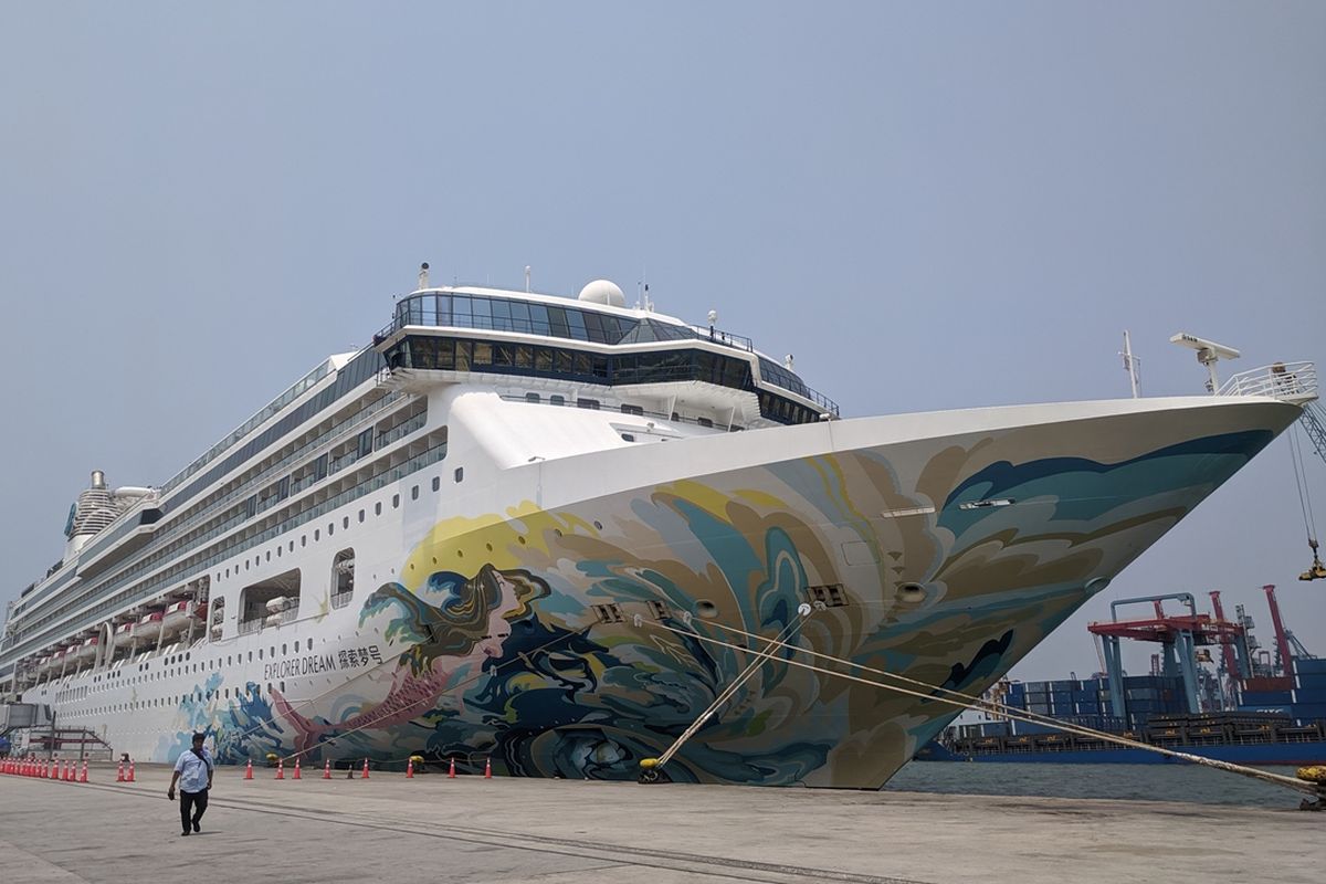 Kapal pesiar Explorer Dream bersandar di Pelabuhan Tanjung Priok, Jakarta Utara, Selasa (15/10/2019).