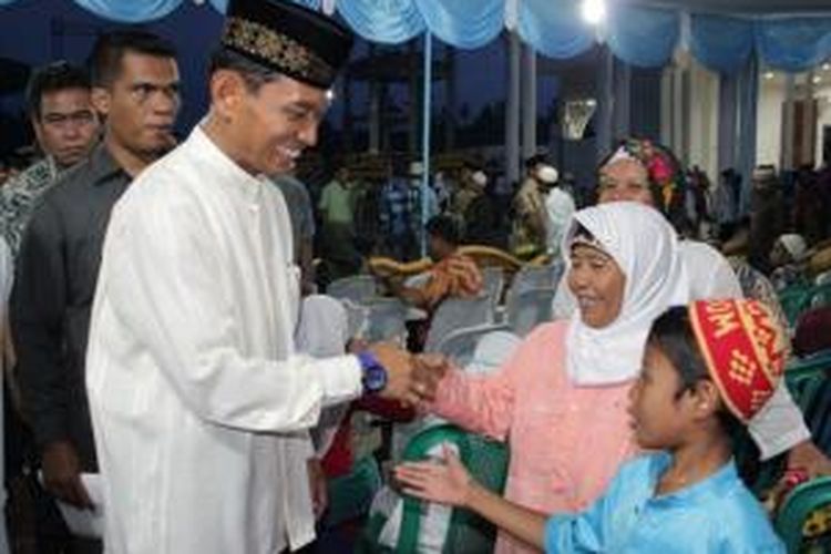 Ilustrasi: Bupati Simalungun JR Saragih menyalami warga saat usai buka puasa bersama masyarakat di halaman Mesjid Al-Munawwaroh Perdagangan, Kecamatan Bandar, Kabuopaten Simalungun, Sumatera Utara, Kamis(18/7/2013)