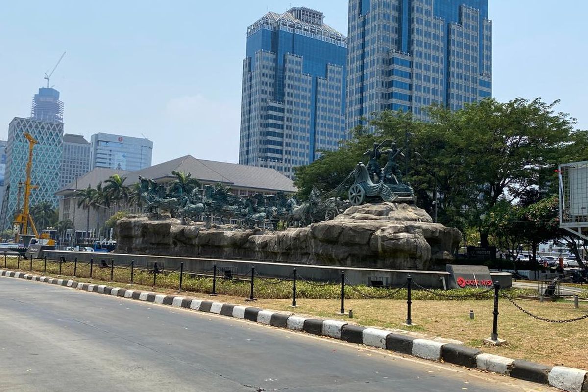 Kondisi Patung Kuda Arjuna, Jalan Medan Merdeka Barat, Gambir, Jakarta Pusat setelah demo mahasiswa, Sabtu (21/10/2023). 
