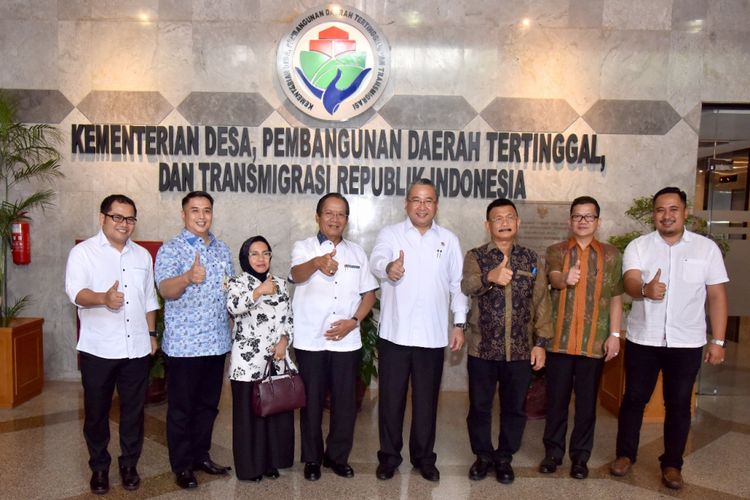 Menteri Desa, Pembangunan Daerah Tertinggal dan Transmigrasi Eko Putro Sandjojo saat menerima kunjungan Gubernur Sulawesi Tengah Longki di Kantor Kemendes PDTT, Jakarta pada Kamis (7/9/2017). Pembahasan dalam pertemuan terkait persiapan pelaksaan Teknologi Tepat Guna (TTG) nasional 2017 di lokasi eks Sail Tomini 2015.