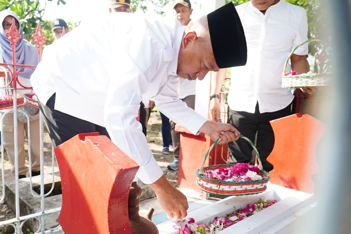 Pj Bupati Nganjuk, Sri Handoko Taruna, berziarah di Makam Marsinah Desa Nglundo, Kecamatan Sukomoro, Kabupaten Nganjuk, Jawa Timur, Rabu (1/5/2024). Doc: Prokopim Pemkab Nganjuk