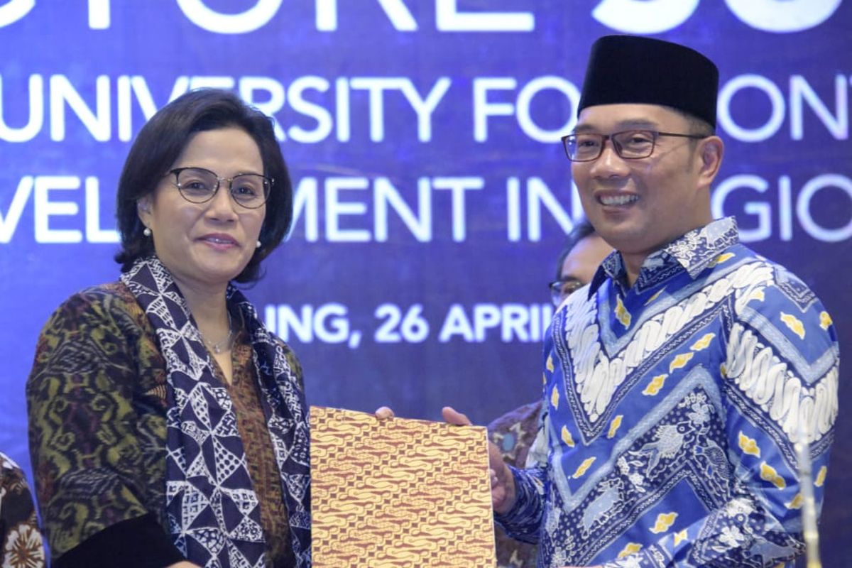 Gubernur Jawa Barat Ridwan Kamil bersama Menteri Keuangan Sri Mulyani saat hadir di hadapan perwakilan anggota University Network for Indonesia Infrastructure Development (UNIID) dalam acara Infrastructure Summit 2019 di Graha Sanusi Hardjadinata, Universitas Padjadjaran, Jalan Dipatiukur, Kota Bandung, Jumat (26/4/19).