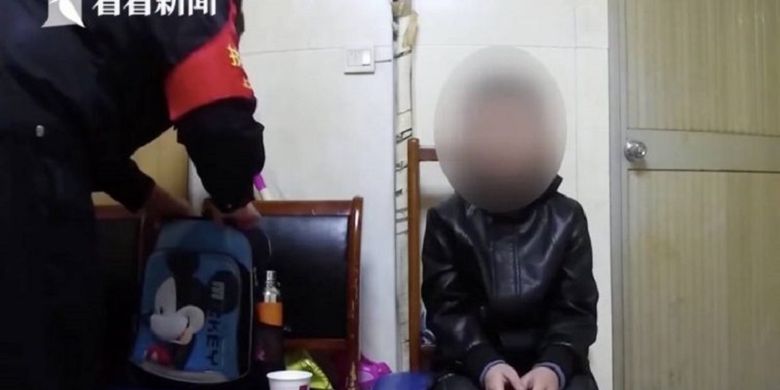 Seorang anak berusia 10 tahun berada di kantor polisi Shanghai, China. Anak itu disebut dipaksa mengemis oleh sang ayah sebagai hukuman karena tidak mengerjakan PR.