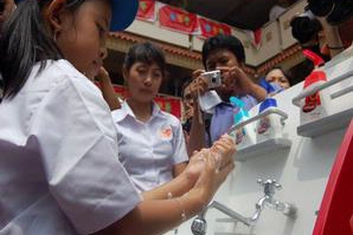 Anak sekolah diajak memiliki kebiasaan hidup bersih lewat kampanye cuci tangan.