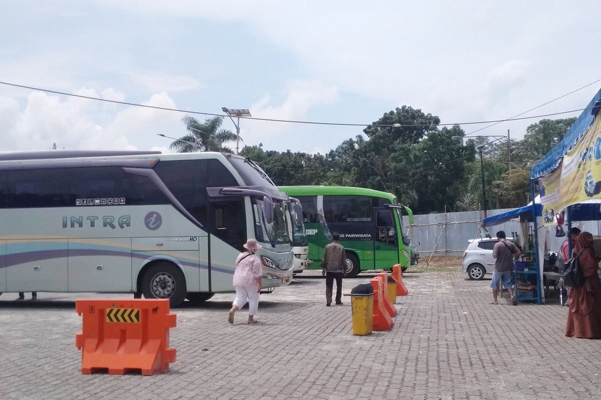 Foto: Bus berhenti di Terminal Tipe A Tanjung Pinggir, Kota Pematangsiantar dua hari sebelumnya larangan operasional Bus pada 6-17 Mei 2021. 
