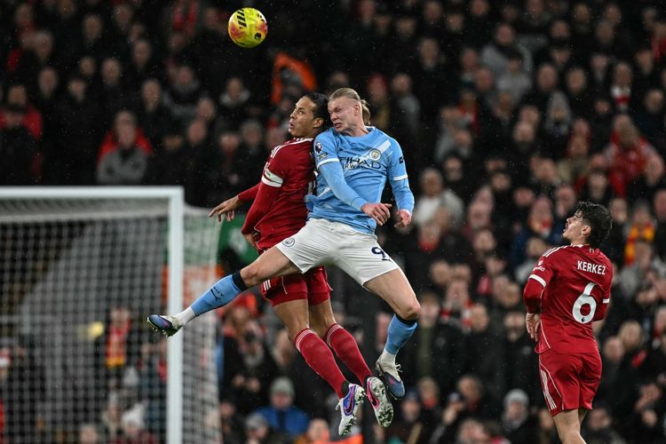 Striker Manchester City Erling Haaland melompat untuk menyundul bola bersama bek Liverpool Virgil van Dijk pada laga Premier League antara Liverpool dan Manchester City di Anfield, Liverpool, barat laut Inggris pada 8 Februari 2026.
