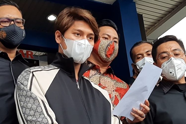Artis peran Rizky Billar usai membuat laporan dugaan pengancaman terhadap 8 akun haters di SPKT Polda Metro Jaya, Selasa (23/11/2021).