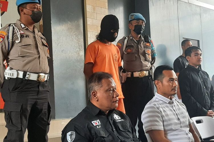 Pelaku pembunuhan dan mutilasi berinisial HP (23) warga Temanggung, Jawa Tengah dengan korban seorang perempuan berinisial A (34) warga Kota Yogyakarta saat di hadirkan dalam jumpa pers di Mapolda DIY.