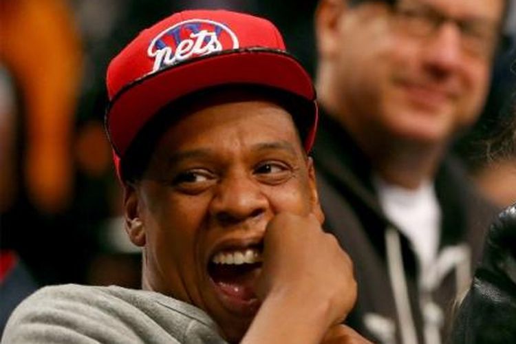 Pasangan selebrita Jay Z (kiri) dan Beyonce menyaksikan pertandingan antara Brooklyn Nets dengan Toronto Raptors pada laga keenam babak play-off  wilayah Timur di Barclays Center, Jumat (2/3/2014).