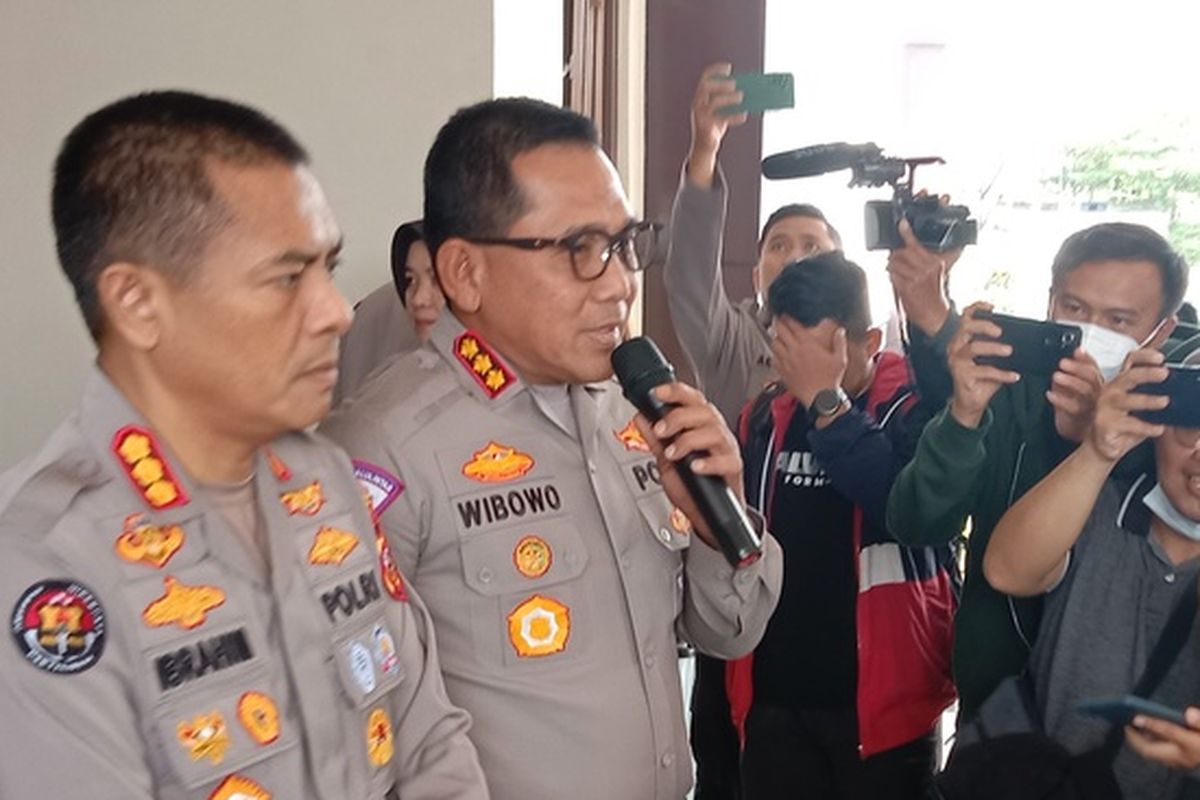 Dirlantas Polda Jabar Kombes Wibowo didampingi Kabidhumas Polda Jabar Kombes Ibrahim Tompo, Sabtu (27/5/2023).