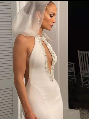 Jennifer Lopez mengenakan tiga gaun pengantin yang berbedaa saat menikahi Ben Affleck