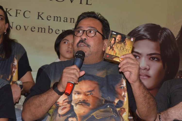 Rano Karno menghadiri jumpa pers peluncuran DVD film Si Doel The Movie di kawasan Kemang Raya, Jakarta Selatan, Jumat (30/11/2018).