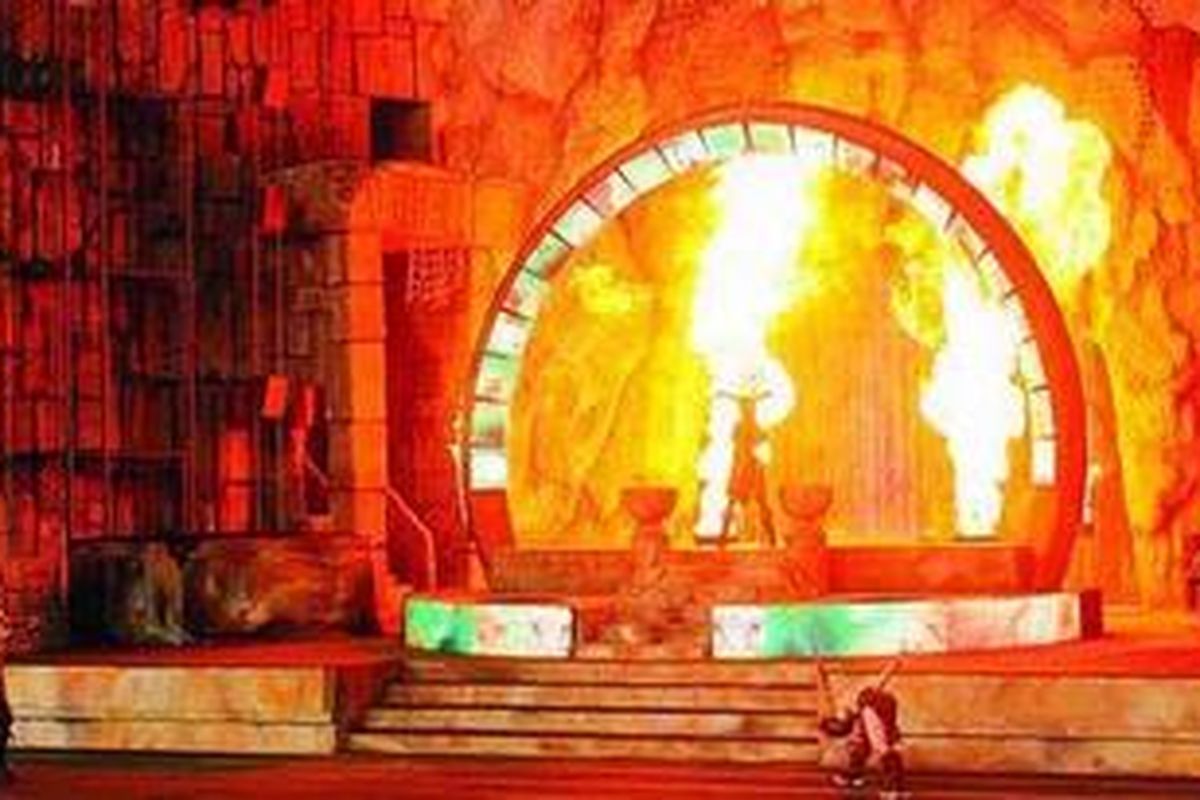Pertunjukan TreasureLand Temple of Fire di Dunia Fantasi, Ancol Taman Impian, Jakarta, tampil memukau dengan semburan api yang cukup memberikan suasana tegang, Selasa (25/12/2012). Pertunjukan ini menyajikan cerita petualangan dua arkeolog mencari artefak kuno di kuil Inca.