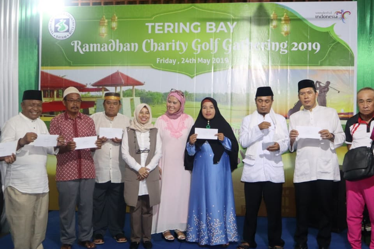 Tak hanya turnamen golf, Tering Bay Ramadhan Charity Golf Tournament juga diisi dengan kegiatan pemberian santunan kepada anak yatim, Jumat (24/5/2019).