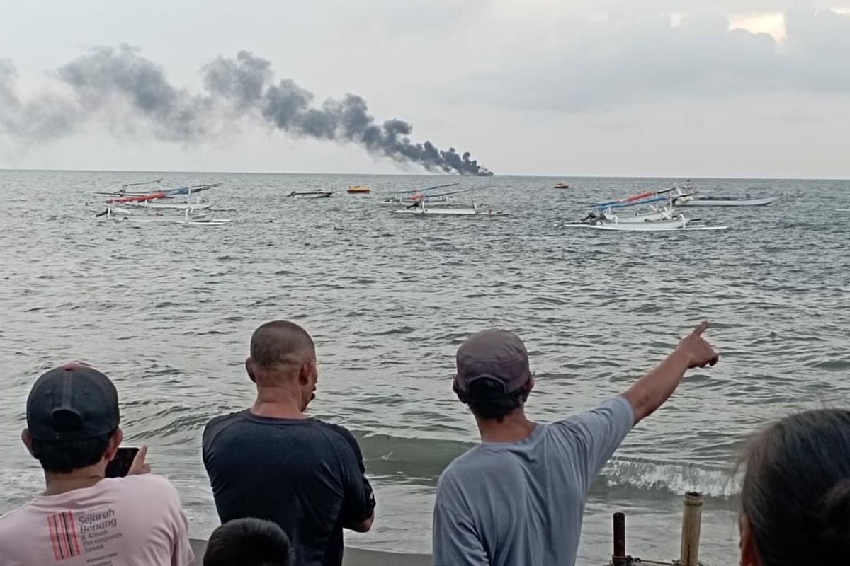 MT. Kristin kapal tangket pembawa bahan bakar minyak (BBM) terbakar di pantai Ampenan, lokasi Depo Pertamina Ampenan, Kota Mataram, pukul 15.00 wita, Minggu (26/3/2023) menadi tontonan warga.