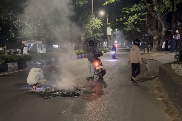 Farhanrezy bersama teman-temannya yang tergerak membersihkan sisa aksi massa yang dapat membahayakan pengguna jalan di kawasan Jalan Letjend S. Parman Kota Malang hingga Kayutangan, Sabtu (30/8/2025) dini hari.