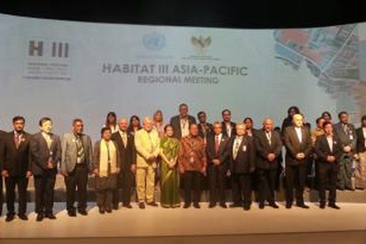Para peserta dan penyelenggara Asia-Pacific Regional Meeting Habitat III di Hotel Fairmont, Jakarta, Rabu (21/10/2015).