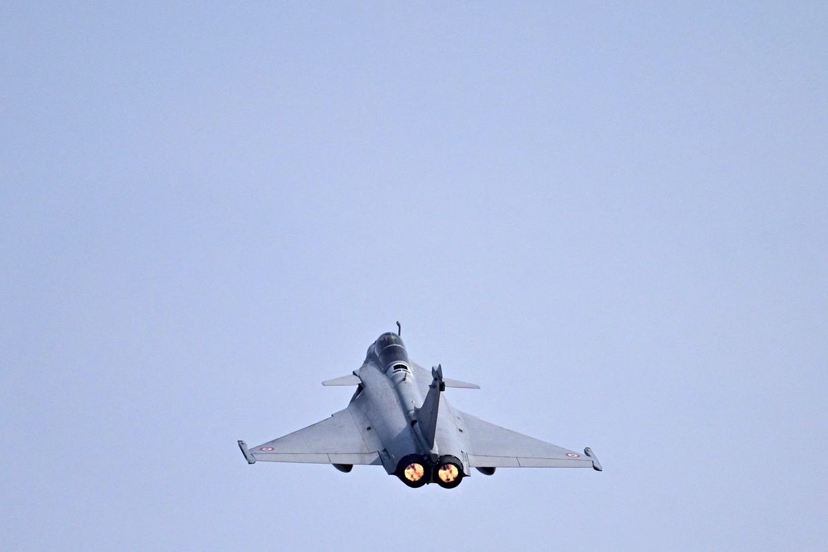 Jet tempur Rafale milik Angkatan Udara India (IAF) lepas landas saat latihan Ex Garuda-VII bersama Angkatan Udara Perancis (FASF) di Jodhpur, Negara Bagian Rajasthan, India. 8 November 2022. Pakistan pada Rabu, 7 Mei 2025, menembak jatuh tiga jet tempur Rafale India.