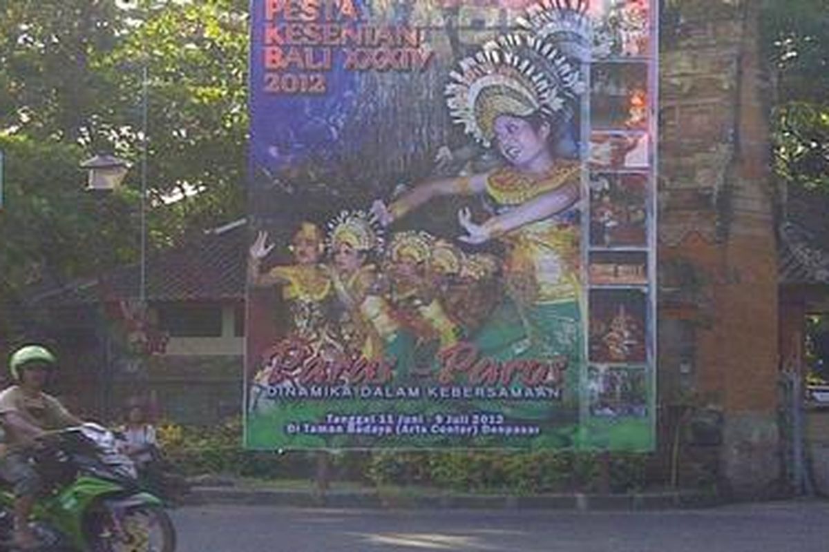 Baliho Pesta Kesenian Bali.