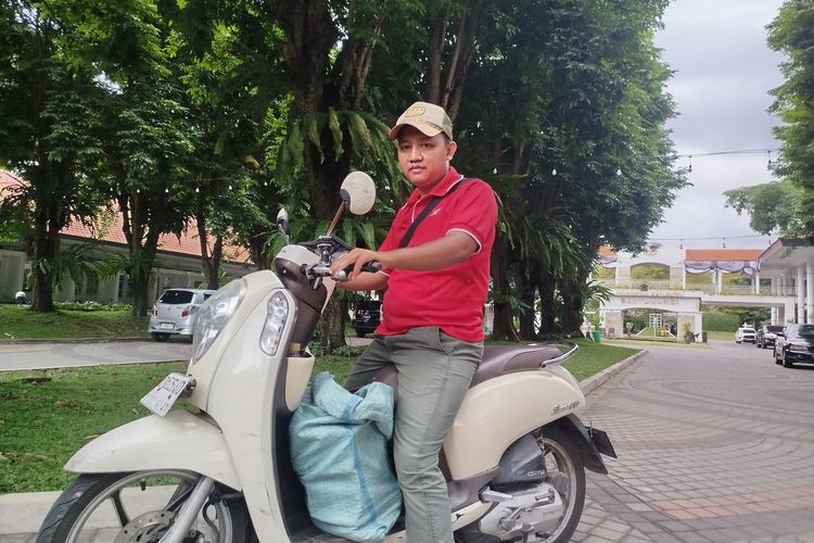 Syukur Aziz Jalani Hidup dengan Upah Rp 1.300 per Barang sebagai Kurir Paket