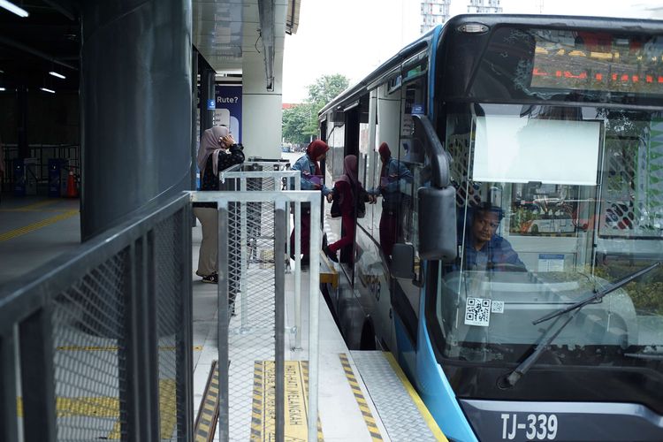 Sejumlah penumpang menunggu bus TransJakarta di Halte Jaga Jakarta, kawasan Pasar Senen, Jakarta Pusat, Kamis (11/9/2025).