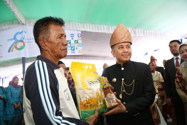 Penjabat (Pj) Gubernur Sumatera Selatan (Sumsel) Agus Fatoni menyerahkan bantuan sembako secara simbolis kepada warga saat meninjau operasi pasar di Lapangan Sepak Bola Segitiga Mas, Kabupaten Ogan Komering Ilir (OKI), Sumsel, Rabu (11/10/2023).

