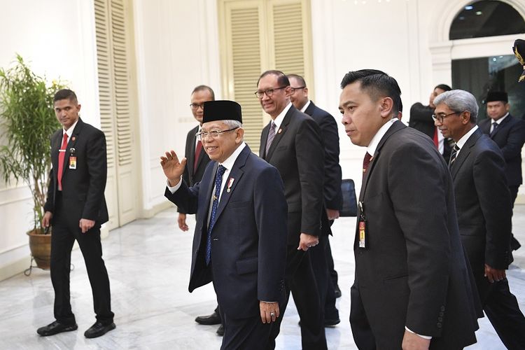 Wakil Presiden Maruf Amin (tengah) berjalan memasuki Istana Wakil Presiden di Jakarta, Minggu (20/10/2019). ANTARA FOTO/Nova Wahyudi/hp.