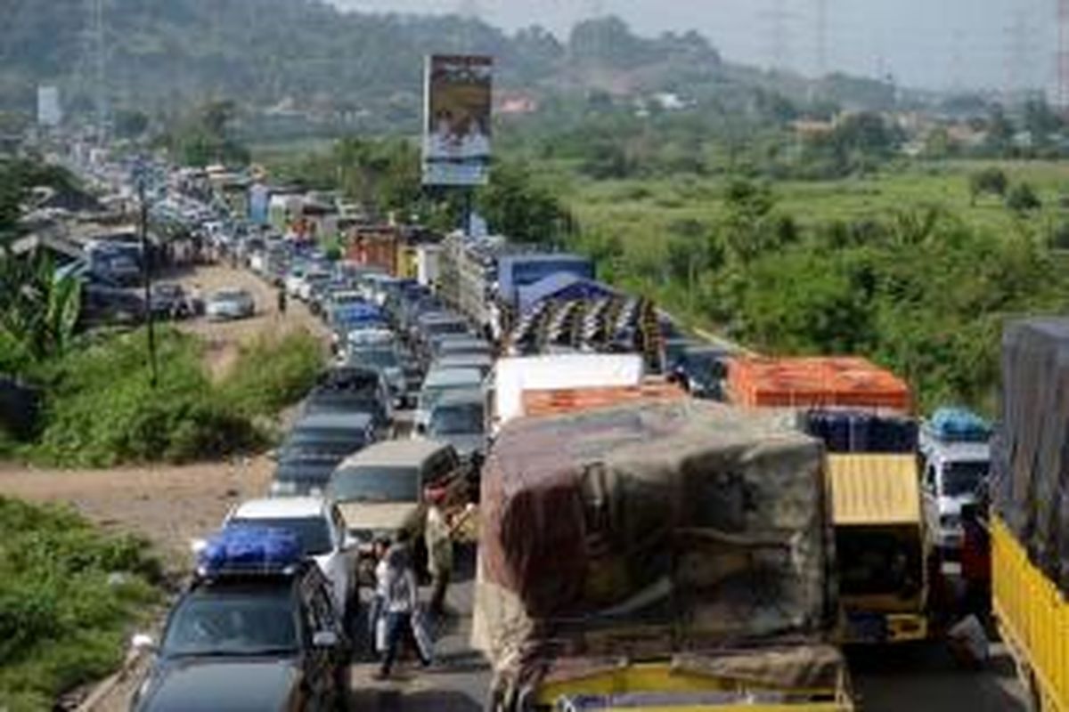 Kendaraan terjebak kemacetan sepanjang lebih dari 3 kilometer di jalan raya Tol Merak yang menjadi akses utama menuju Pelabuhan Merak, Banten, Sabtu (3/8/2013). Minggu diperkirakan merupakan puncak arus mudik di pelabuhan tersebut dengan jumlah penumpang telah mencapai 87.053 orang.