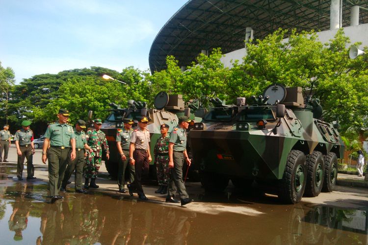 Danrem 074/ Warastratama Surakarta, Kolonel Inf Prasetijono dan Kapolresta Surakarta, AKBP Ribut Hari Wibowo melakukan pengecekan alutsista di halaman parkir Kompleks Stadion Manahan Solo, Jawa Tengah, Jumat (8/12/2017).