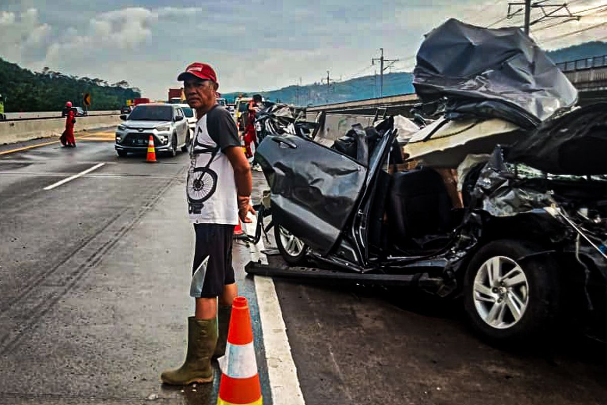 Kecelakaan maut terjadi di KM 112 Tol Cipularang, Kabupaten Bandung Barat (KBB), Jawa Barat, Selasa (2/12/2025).