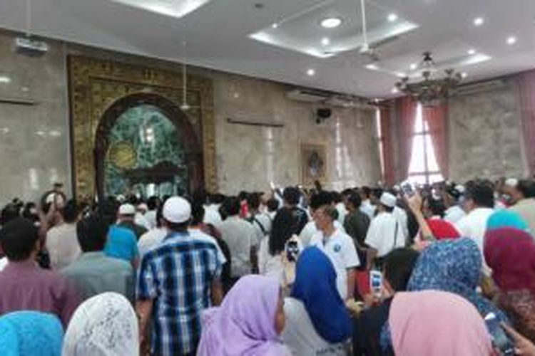 Suasana Masjid Sunda Kelapa ricuh saat kedatangan bakal caprs-cawapres, Prabowo Subianto-Hatta Rajasa, Selasa (20/5/2014). Beberapa warga sempat mengeluh karena tak bisa beribadah dengan khusyuk.