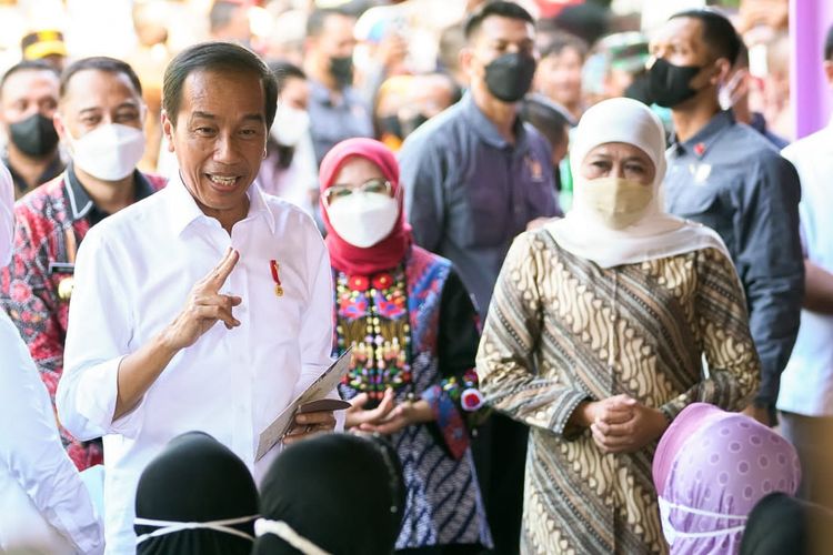 Gubernur Jawa Timur (Jatim) Khofifah Indar Parawansa saat mendampingi kunjungan kerja Presiden Jokowi bersama Ibu Negara Iriana Jokowi di Jatim, Minggu (21/8/2022).
