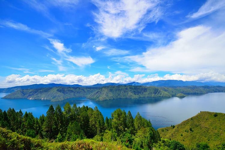 Pemandangan Danau Toba di Sumatera Utara (dok. Instagram @disparkabsamosir).