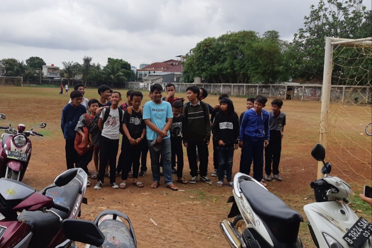 Belasan remaja yang diduga hendak melakukan aksi tawuran di lapangan bola Asrama Polri Palmerah, Jakarta Barat, Kamis (12/12/2019), dicegat polisi. Mereka kemudian disuruh lari keliling lapangan dua kali.