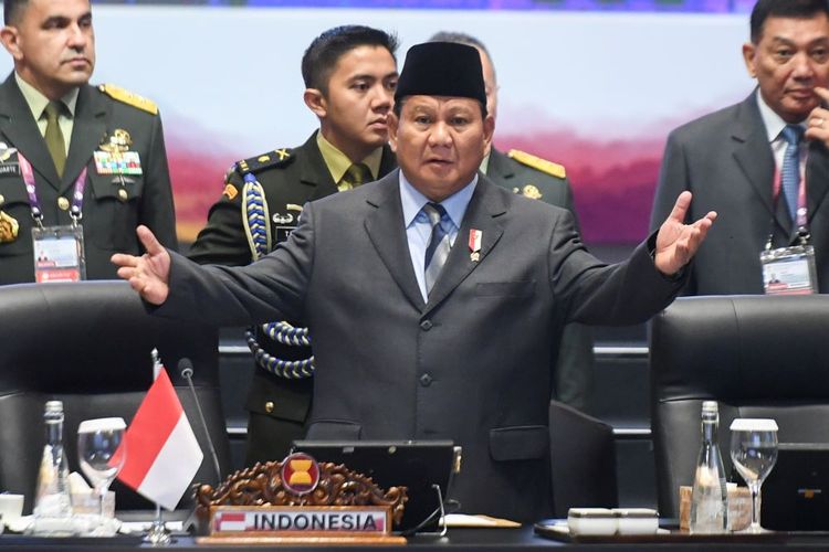 Menteri Pertahanan Prabowo Subianto bersiap memimpin pertemuan tingkat menteri pertahanan ASEAN (ADMM) ke-17 di Jakarta Convention Center, Jakarta, Rabu (15/11/2023). ADMM ke-17 diantaranya membahas sejumlah isu pertahanan dan keamanan seperti dinamika geopolitik dan geostrategi globlal serta kerja sama pertahanan dalam kerangka ASEAN. ANTARA FOTO/Hafidz Mubarak A/foc.