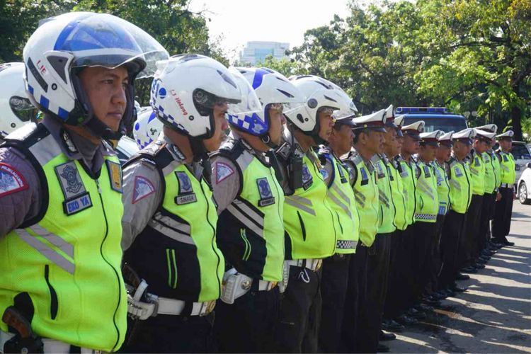 1.720 personel kepolisian disiagakan guna mengantisipasi lonjakan arus mudik  di Jakarta Pusat. Ribuan personel akan disebar di sejumlah lokasi yang dinilai mengalami kepadatan, seperti Stasiun Senen, Gambir, serta di sejumlah terminal yang ada  di Jakarta Pusat, Senin (18/6/2018).