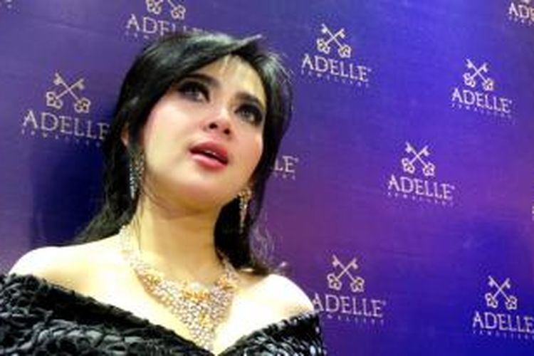 Syahrini hadir dalam pembukaan toko berlian Adelle Jewellery di Trans Studio Mall, Jalan Gatot Subroto, Bandung, Jawa Barat, Minggu (8/2/2015) malam.