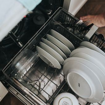 Ilustrasi mesin pencuci piring, ilustrasi dishwasher.