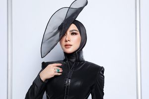 5 Gaya Syahrini Saat Comeback ke Panggung, Cincin Emerald Ditaksir Bernilai Rp116 Miliar