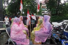 Hujan Deras Tidak Menyurutkan Semangat Para Petani Kendeng Bertemu Jokowi