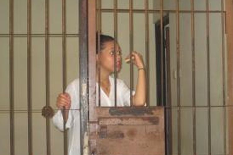 Hether Louis Mack (19) saat di ruang tunggu PN Denpasar sebelum sidang beberapa waktu lalu