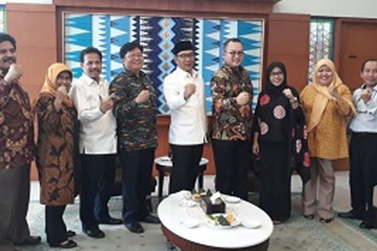 Ridwan Kamil bertemu Rektor IPB Arif Satria dan rombongan membahas perkembangan Program Studi Di luar Kampus Utama, Sekolah Vokasi, Institut Pertanian Bogor (PSDKU SV-IPB) Sukabumi di Kantor Gubernur, Bandung, Rabu (31/10/2018).