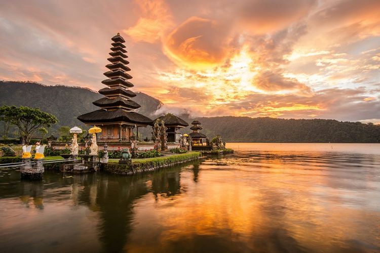 Pura Ulun Danu Bratan,  salah satu wisata di Bali untuk dikunjungi saat Galungan. 