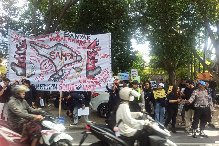 Demo Mahasiswa Warnai Pendaftaran Pilkada Bali