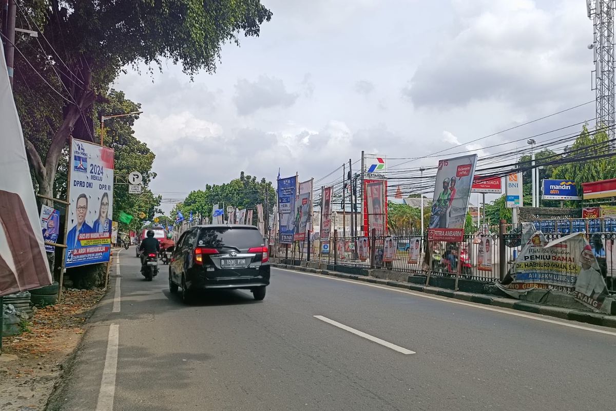 Maraknya alat peraga kampanye di Jalan Raya Bogor wilayah Jakarta Timur, Senin (15/1/2024).