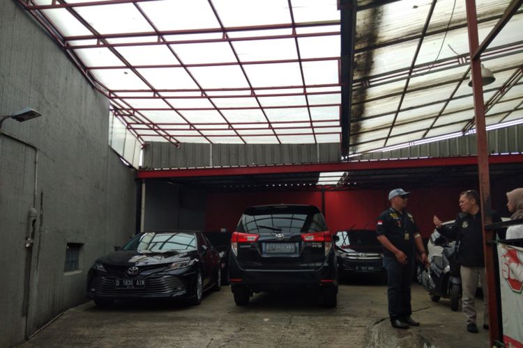 Mobil berjajar di garasi salah satu perusahaan rental mobil di Jalan PHH Mustopa, Kota Bandung, Senin (24/8/2020). Pandemi Covid-19 membuat para pengusaha rental mobil kelimpungan. Situasi itu diperparah dengan maraknya tindak penggelapan selama pandemi.