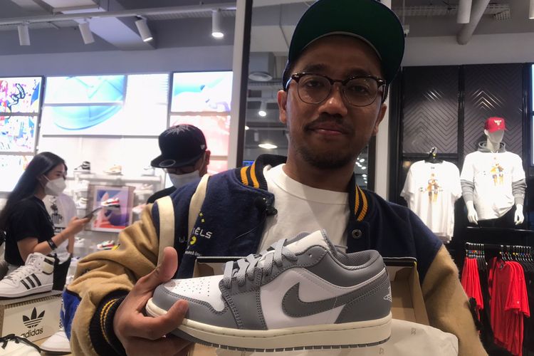 Pecinta sneaker asal Bandng, Adi Wardana (33 tahun), memperlihatkan sneaker yang baru dibelinya di Foot Locker Bandung. 