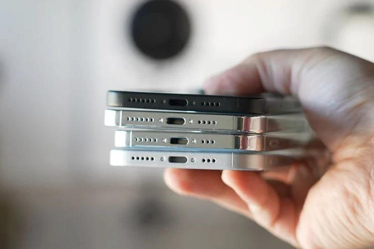 Bocoran wujud iPhone 15 series, bawa port USB Type-C untuk port pengisian daya dan transfer data. Bila akurat, port USB C ini menggantikan port Lightning yang selama ini digunakan di iPhone.